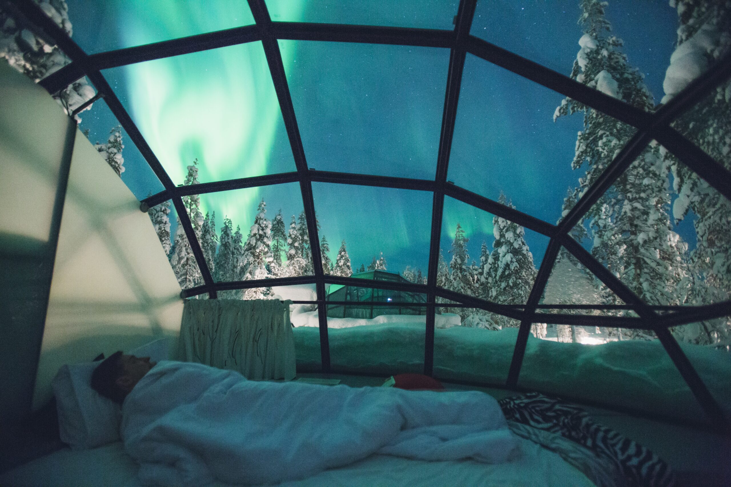 Aurora boreale vista da igloo in Finlandia, esperienza di viaggio proposta da Monica Alberghini.