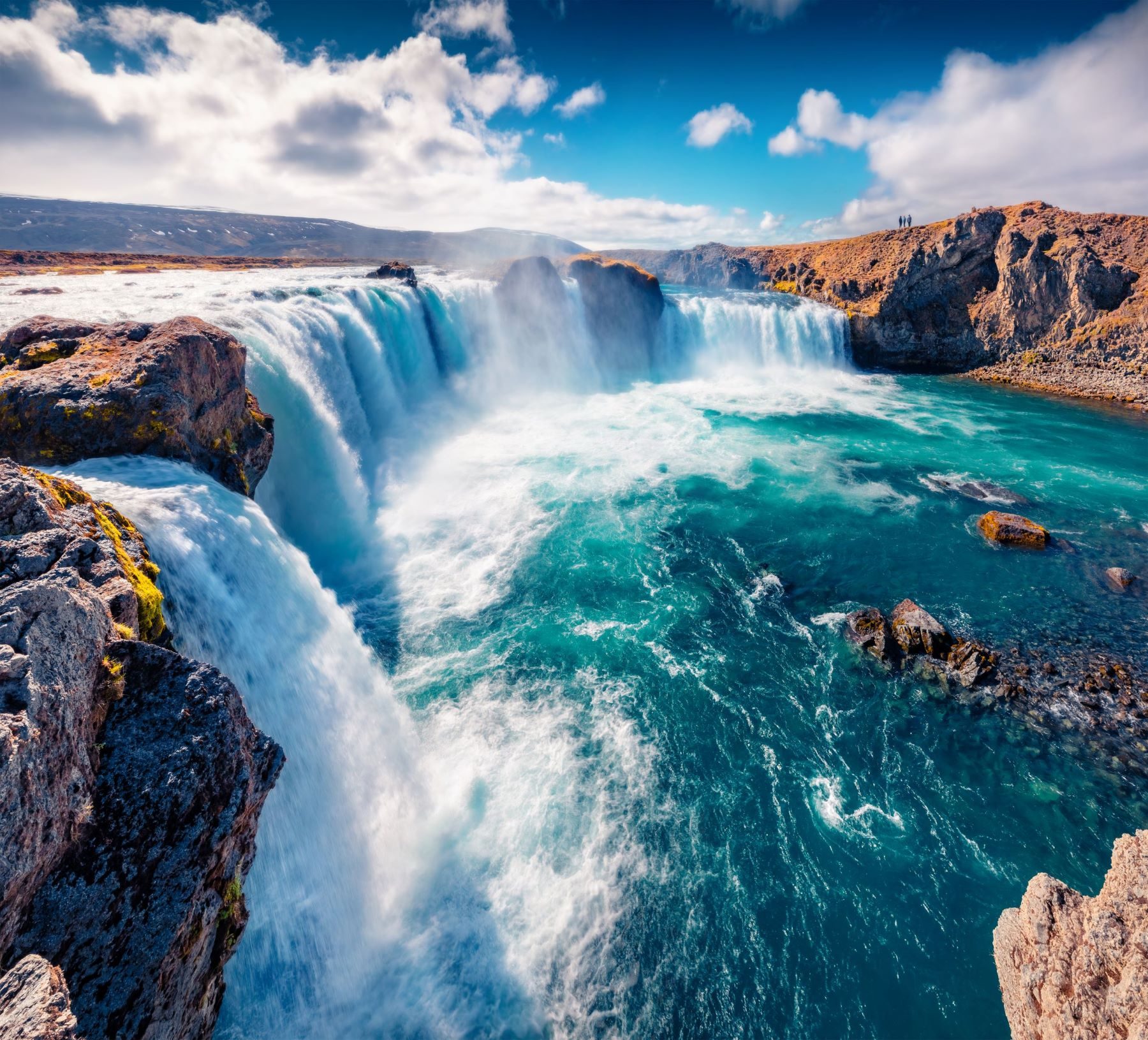 Cascata di Goðafoss con acque turchesi e paesaggio roccioso,viaggio in Islanda Monica Alberghini