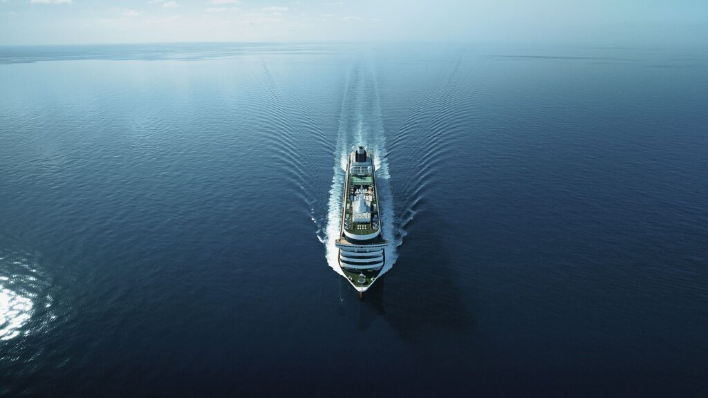 Nave da crociera di lusso Crystal Cruise che naviga attraverso acque calme e limpide, simbolo dell'eleganza e della serenità delle esperienze di crociere proposte da Monica Alberghini.