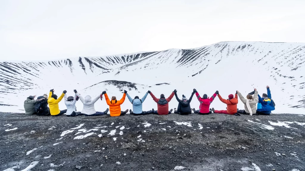 Gruppo di persone davanti al cratere innevato del vulcano Hverfjall in Islanda, viaggio incentive organizzato da Monica Alberghini