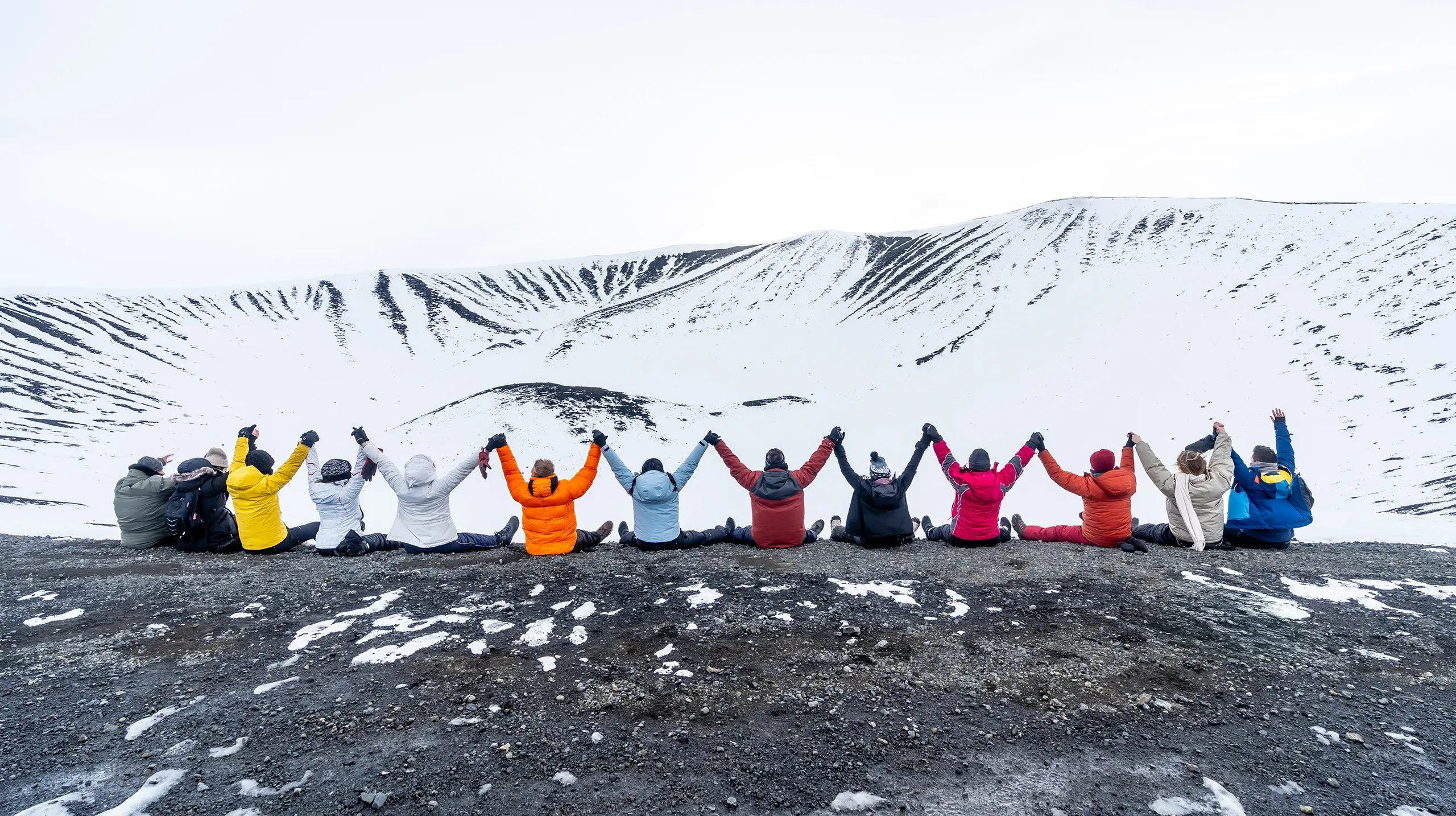 Gruppo di persone davanti al cratere innevato del vulcano Hverfjall in Islanda, viaggio incentive organizzato da Monica Alberghini