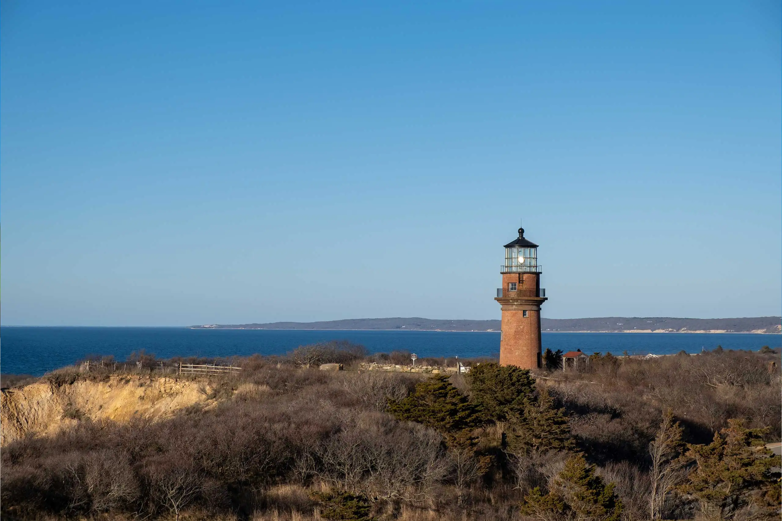 Faro su una scogliera con vista sull'oceano sotto un cielo azzurro, viaggio su misura on the road di Monica Alberghini nel New England.