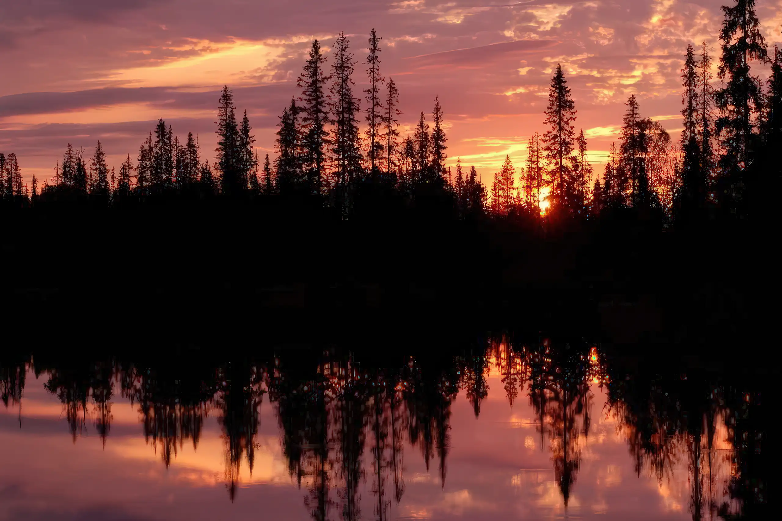 Tramonto mozzafiato con riflessi sull'acqua di un lago in Finlandia, viaggio tra i laghi finlandesi di Monica Alberghini, viaggi natura e benessere.