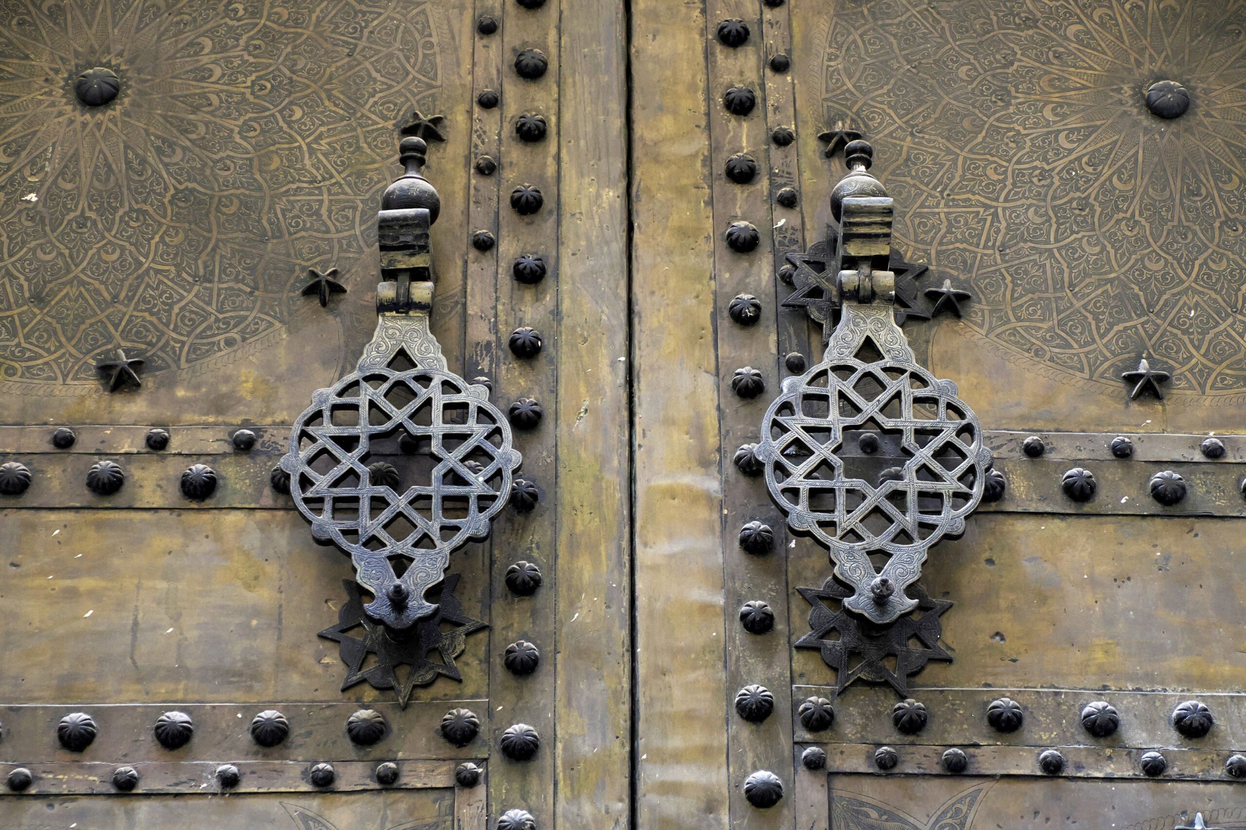 Porta marocchina nella città di Fez in ottone con incisi motivi geometrici e due battenti ornamentali in stile tradizionale.