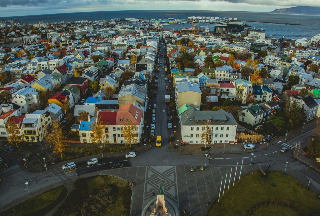 Veduta aerea di Reykjavík con case colorate e il porto sullo sfondo