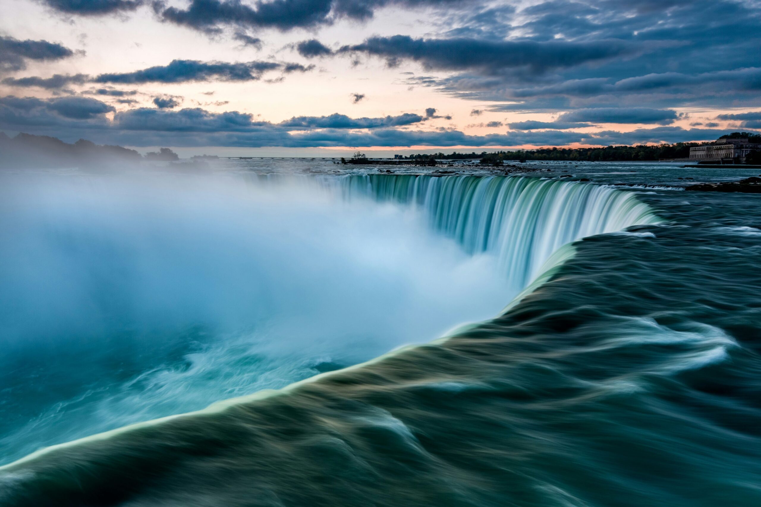 Vista panoramica al tramonto delle Cascate del Niagara con foschia e cielo nuvoloso, Canada Est