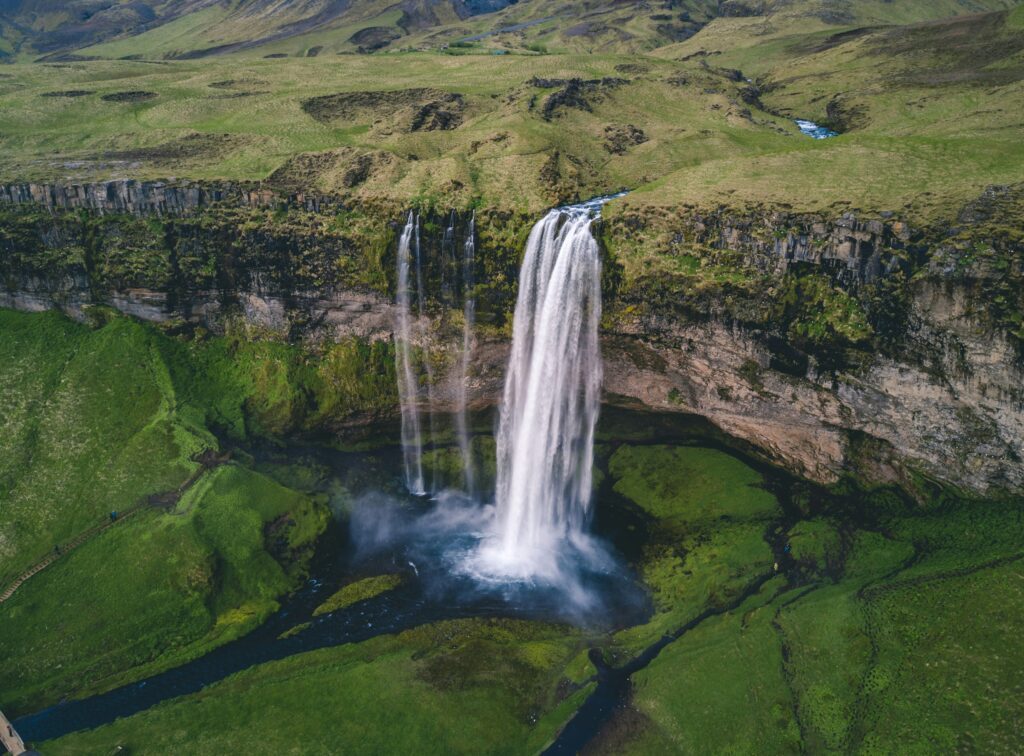 Cascata Seljalandsfoss in Islanda vista dall’alto, con il sentiero che passa dietro il getto d’acqua