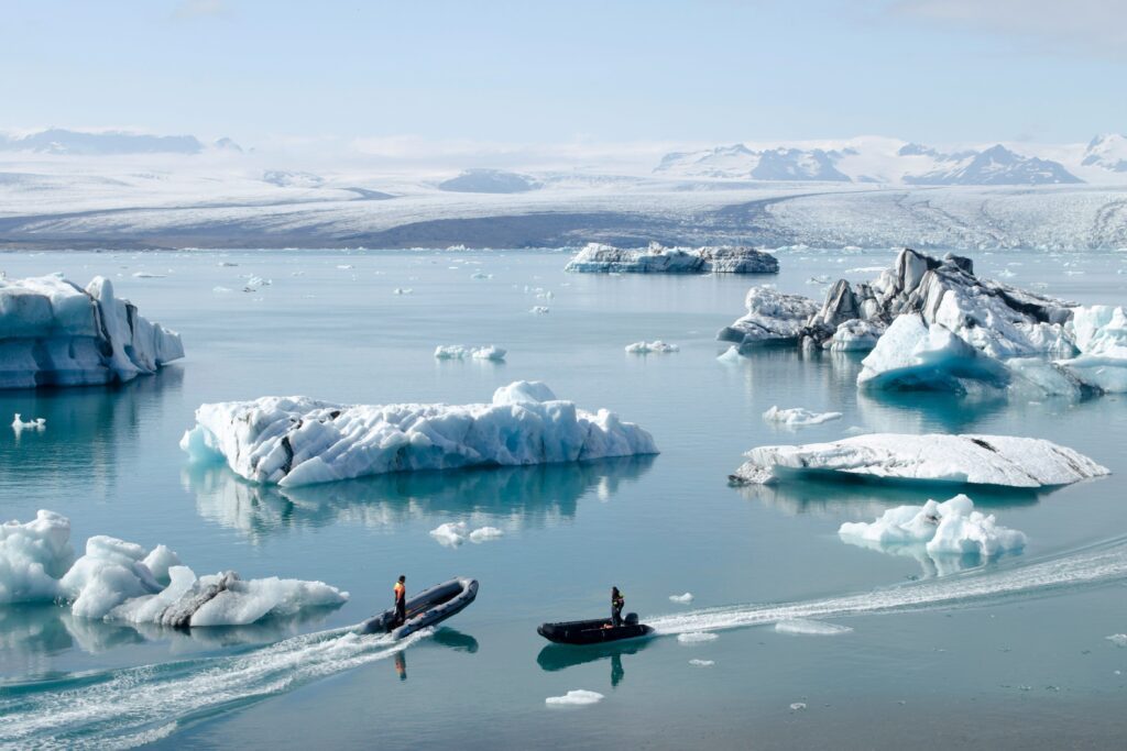 Escursione in gommone tra gli iceberg della laguna glaciale di Jökulsárlón, in Islanda