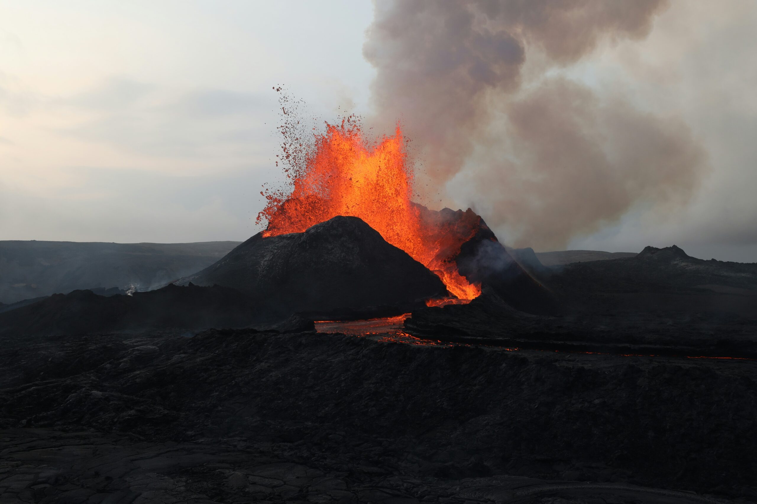 Vulcano in eruzione in Islanda con colata di lava nel paesaggio vulcanico islandese